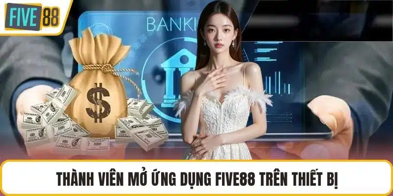 Thành viên mở ứng dụng FIVE88 trên thiết bị